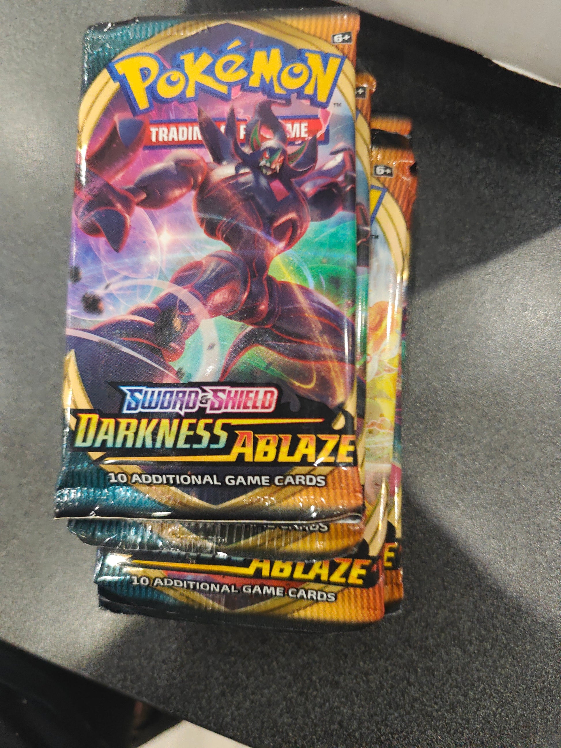 Pokemon: darkness ablaze booster pack